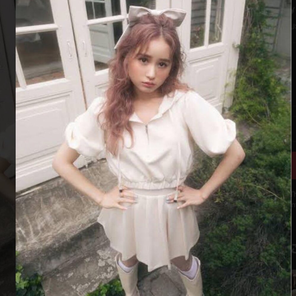 Bubbles pleated skirt and sweater set